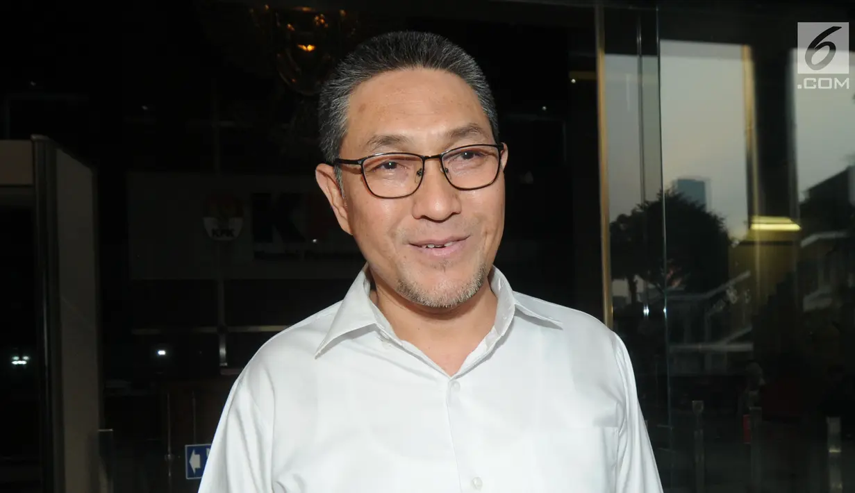 Ekspresi anggota Komisi XI DPR Sukiman usai menjalani pemeriksaan di Gedung KPK, Jakarta, Senin (22/7/2019). Tersangka dugaan suap pengurusan anggaran Kabupaten Pegunungan Arfak ini diperiksa sebagai saksi untuk tersangka Plt Kadis PUPR Pegunungan Arfak Natan Pasomba. (merdeka.com/Dwi Narwoko)