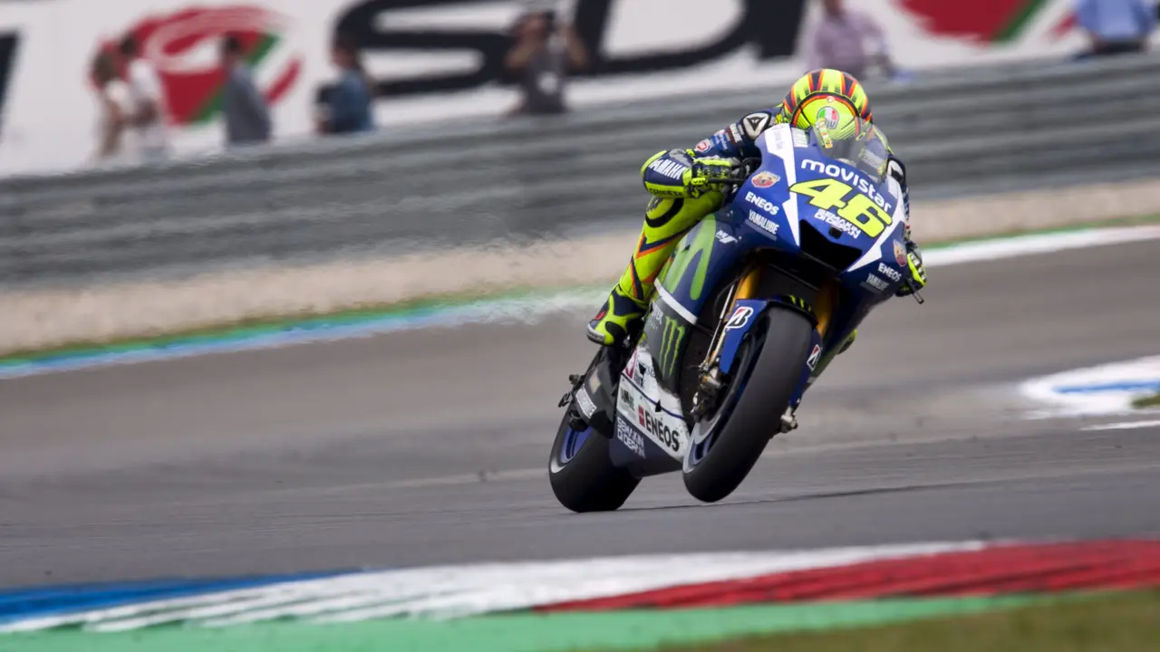 Valentino Rossi beraksi di Sirkuit Assen (Reuters)