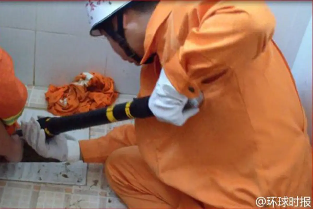 Niat Ambil Ponsel, Tangan Pria Ini Tersangkut di Jamban