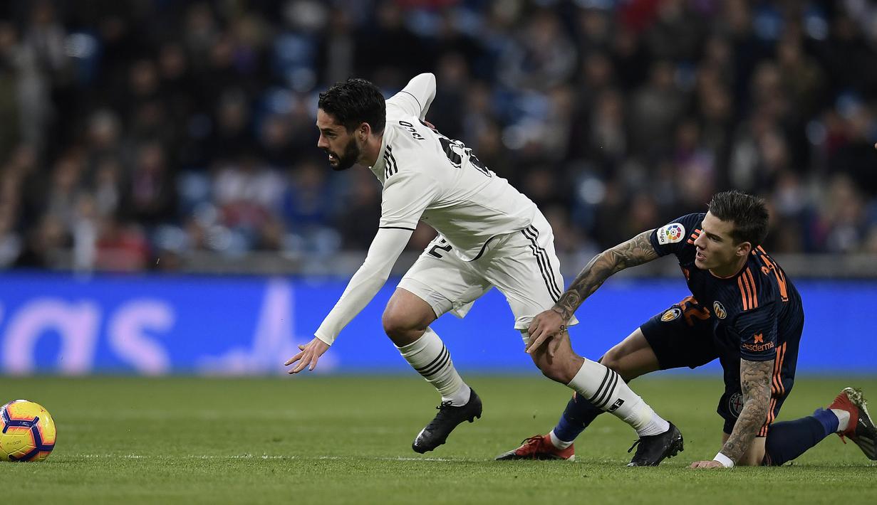 Gelandang Real Madrid, Isco, ditarik kakinya oleh striker Valencia, Santi Mina, pada laga La Liga di Stadion Santiago Bernabeu, Madrid, Sabtu (1/12). Madrid menang 2-0 atas Valencia. (AFP/Oscar Del Pozo)