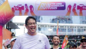 Ekspresi bahagia Menteri Keuangan, Purbaya Yudhi Sadewa, setelah melewati garis finis dalam ajang Run for Journalism 2025 yang berlangsung di Unika Atma Jaya, Jakarta, Minggu (16/11/2025). (Bola.com/Bagaskara Lazuardi)