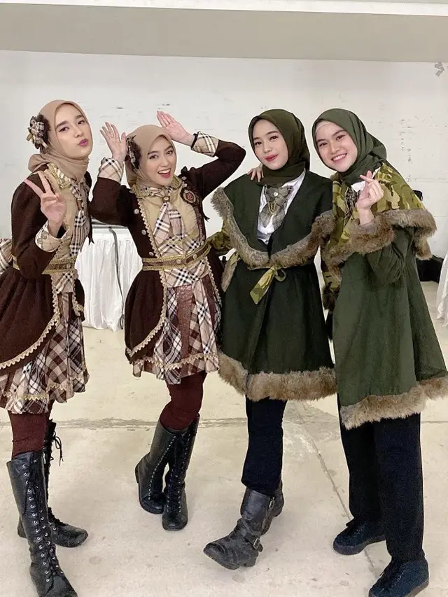 Nabilah Ayu berpose dengan mantan angkatan pertama Beby Chaesara serta dua angkatan kedua, Uty Bonita dan Dena Siti Rohyati. (Twitter/@nblh_ayu)