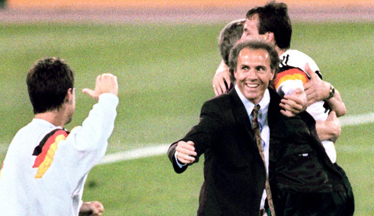 Tidak hanya cemerlang sebagai pemain, karier Franz juga bersinar saat menjadi pelatih. Der Kaiser sukses membawa anak asuhnya meraih gelar Piala Dunia 1990. (AFP/Staff)