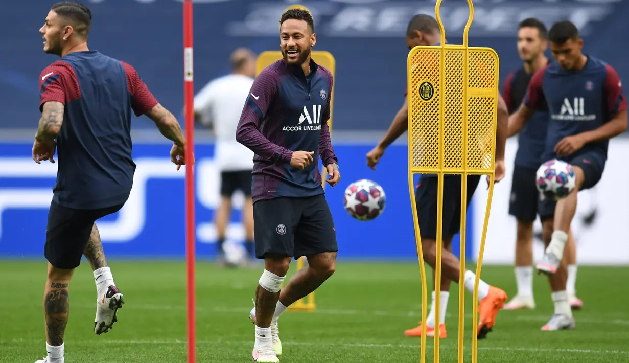 Pemain PSG, Neymar, saat menjalani sesi latihan jelang menghadapi Atalanta pada babak perempat final Liga Champions 2019/2020 di Estadio Da Luz, Kamis (12/8/2020). PSG akan melawan Atalanta untuk menentukan siapa yang lolos ke semi final. (AFP/David Ramos/pool)