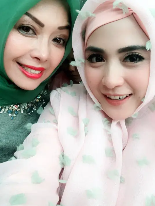 "wanita betawi zaman now♥️♥️ bu wagub DKI Jakarta makaciiihh kiriman rujaknyaa,bumil seneng bgt seger dimakan..tos deh sama mpok nur kita sama2 suka kue cincin," tulis April mengunggah keterangan foto bersama Nur. (Instagram/apriljasmine85)