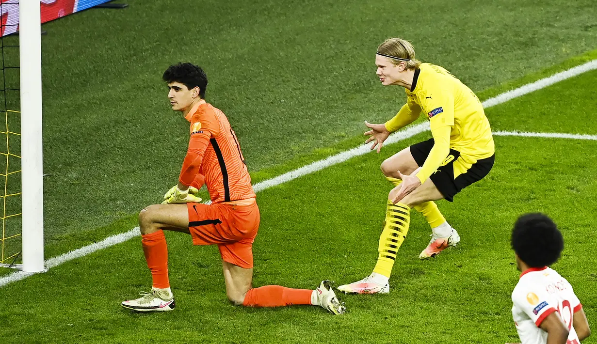 Namun usai berhasil membobol gawang Sevilla, Erling Haaland, gantian mengejek kiper Sevilla, Yassine Bounou.(Photo by Ina Fassbender / various sources / AFP)