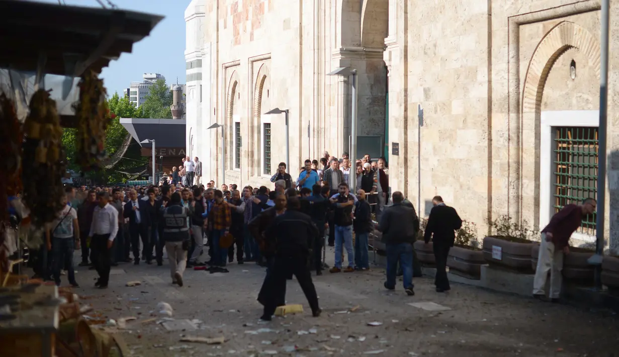 Petugas kepolisian membuat pagar betis di area lokasi ledakan yang terjadi di Bursa, bagian barat Turki, Rabu (27/4). Pihak kepolisian Turki menyatakan ledakan tersebut berasal dari bom bunuh diri, yang dilakukan oleh seorang wanita. (Onur YURTSEVER/AFP)