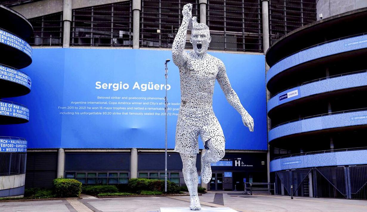 Namun sayangnya patung Aguero itu justru menuai respon negatif dari warganet. Banyak yang merasa bahwa patung tersebut lebih mirip pemain Real Madrid, Toni Kroos. (Martin Rickett/PA via AP)