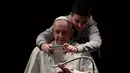 Seorang anak laki-laki yang ingin berselfie dengan Paus Fransiskus dalam kunjungannya ke St Mary Josefa di Roma, Italia, Minggu (19/2). (AFP Photo/TIZIANA FABI)