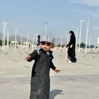 Baby Leslar atau Baby L menggemaskan dengan gamis warna hitam dan sorban hitam putih. [Foto: @lestykejora]