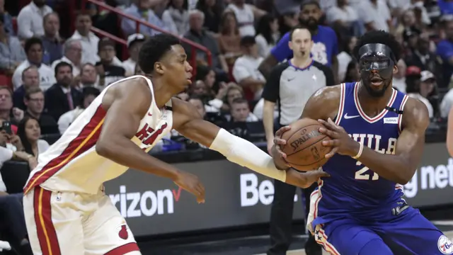 Aksi Joel Embiid melepaskan tembakan saat Sixers melawan Heat pada gim ketiga play-off NBA