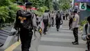Petugas kepolisian dikerahkan untuk menjaga keamanan di sekitar Gedung DPR/MPR RI, Jakarta, Jumat (14/8/2020). Pengamanan ekstra tersebut untuk mengantisipasi rencana unjuk rasa menolak RUU Cipta Kerja yang bertepatan dengan Sidang Tahunan di Gedung DPR. (Liputan6.com/Faizal Fanani)