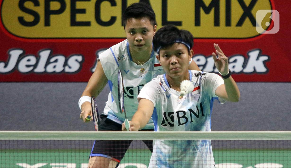 Pebulu tangkis ganda putri Indonesia, Apriyani Rahayu dan Siti Fadia Silva Ramadhanti saat melawan Jongkolphan Kititharakul/Rawinda Prajongjai (Thailand) pada babak 32 besar Indonesia Open 2024 di Istora Gelora Bung Karno, Senayan, Jakarta, Selasa (4/6/2024). (Liputan6.com/Herman Zakharia)