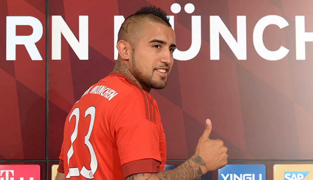 Pemain baru Bayern Munchen Arturo Vidal diperkenalkan pada jumpa pers di Munich, Jerman, Selasa (28/7/2015). (AFP Photo/Christof Stache)