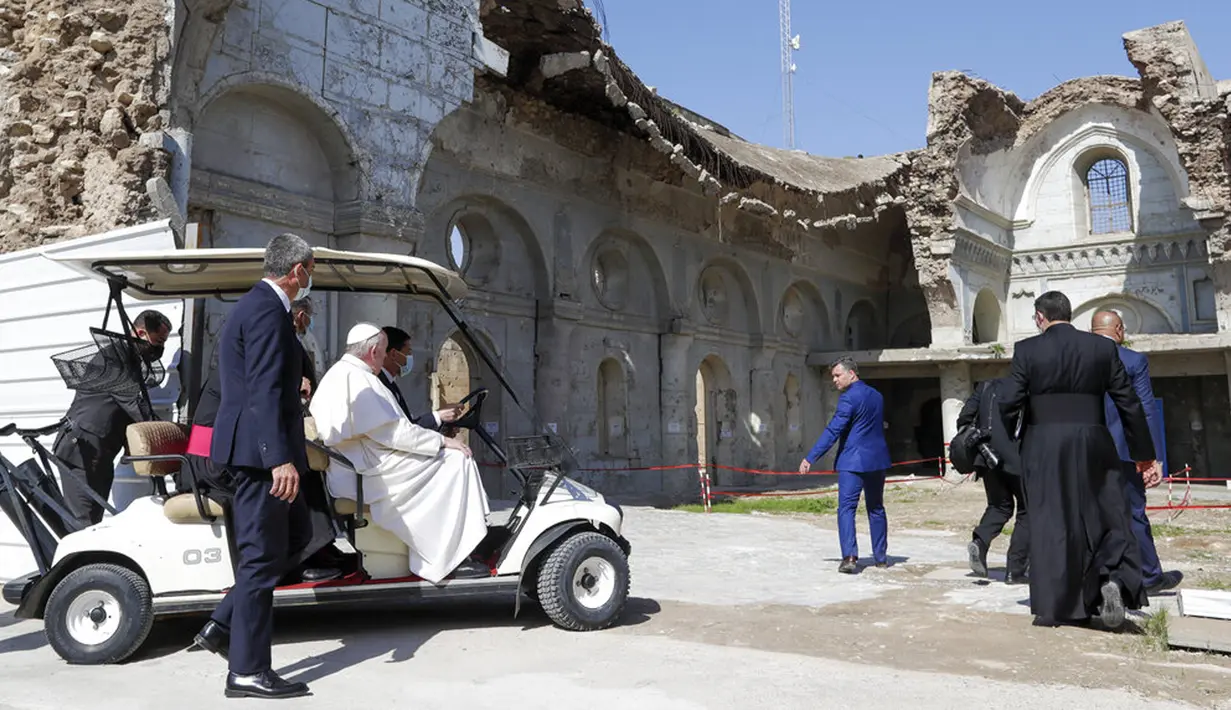 Paus Fransiskus diperlihatkan kehancuran gereja Katolik Suriah Al-Tahera dekat Lapangan Gereja Hosh al-Bieaa di Mosul, Irak, yang pernah menjadi ibu kota de-facto ISIS, Minggu (7/3/2021). (AP Photo/Andrew Medichini)