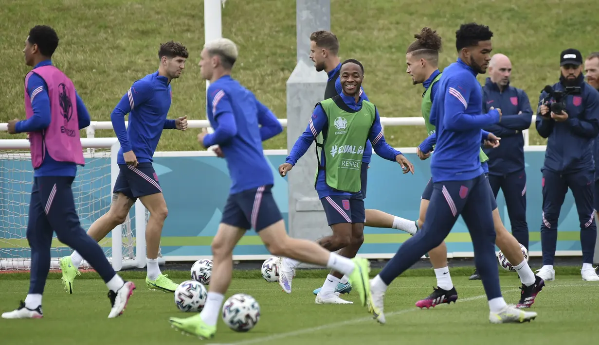 Di atas kertas, Sterling dan kawan-kawan jelas lebih diunggulkan ketimbang lawan mereka. Skuat Tiga Singa ini diperkuat sejumlah nama beken hampir di segala lini tim. (AP Photo/Rui Vieira)