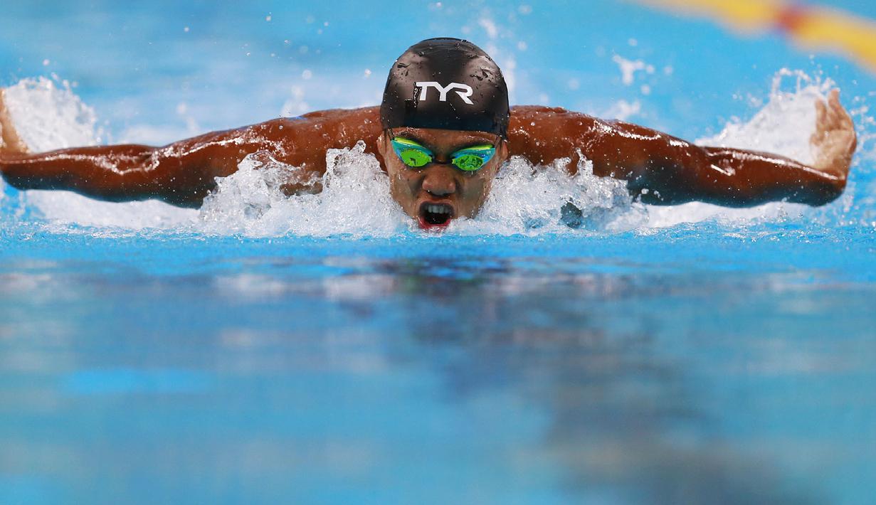 Sidiq Triady perenang Indonesia berlaga di nomor gaya kupu-kupu pada Islamic Solidarity Games di Baku, Azerbaijan pada Minggu (13/5/2017). (AFP/Benjamin Cremel)