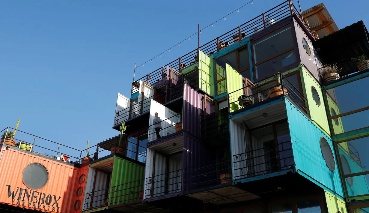Seorang wanita berdiri di Hotel WineBox Valparaiso, Valparaiso, Chile, Senin (11/3). Hotel WineBox Valparaiso memiliki dua jenis kamar dengan harga antara 100-300 dolar AS per malam. (REUTERS/Rodrigo Garrido)