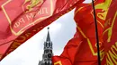 Bendera berkibar saat upacara memperingati 65 tahun kematian Joseph Stalin di Lapangan Merah, Moskow (5/3). Stalin adalah salah satu dari tujuh anggota pertama Politbiro, yang didirikan pada tahun 1917. (AFP/Kirill Kudryavtsev)
