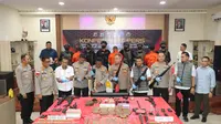 Satgas Damai Cartenz 2025 membongkar jaringan pemasok senjata api dan amunisi untuk Kelompok Kriminal Bersenjata (KKB) Papua yang beroperasi lintas provinsi. (Liputan6.com/Nanda Perdana Putra)