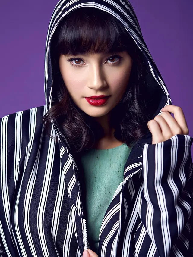 [Bintang] Nikita Willy dan 5 Seleb Ini Makin Glamor dengan Lipstik Merah