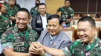 Momen Panglima TNI dan KSAD bersalaman bersama dengan Menteir Pertahanan Prabowo Subianto usai rapat di Komisi I DPR. (Dok: Tim Dokumentasi Kemhan)