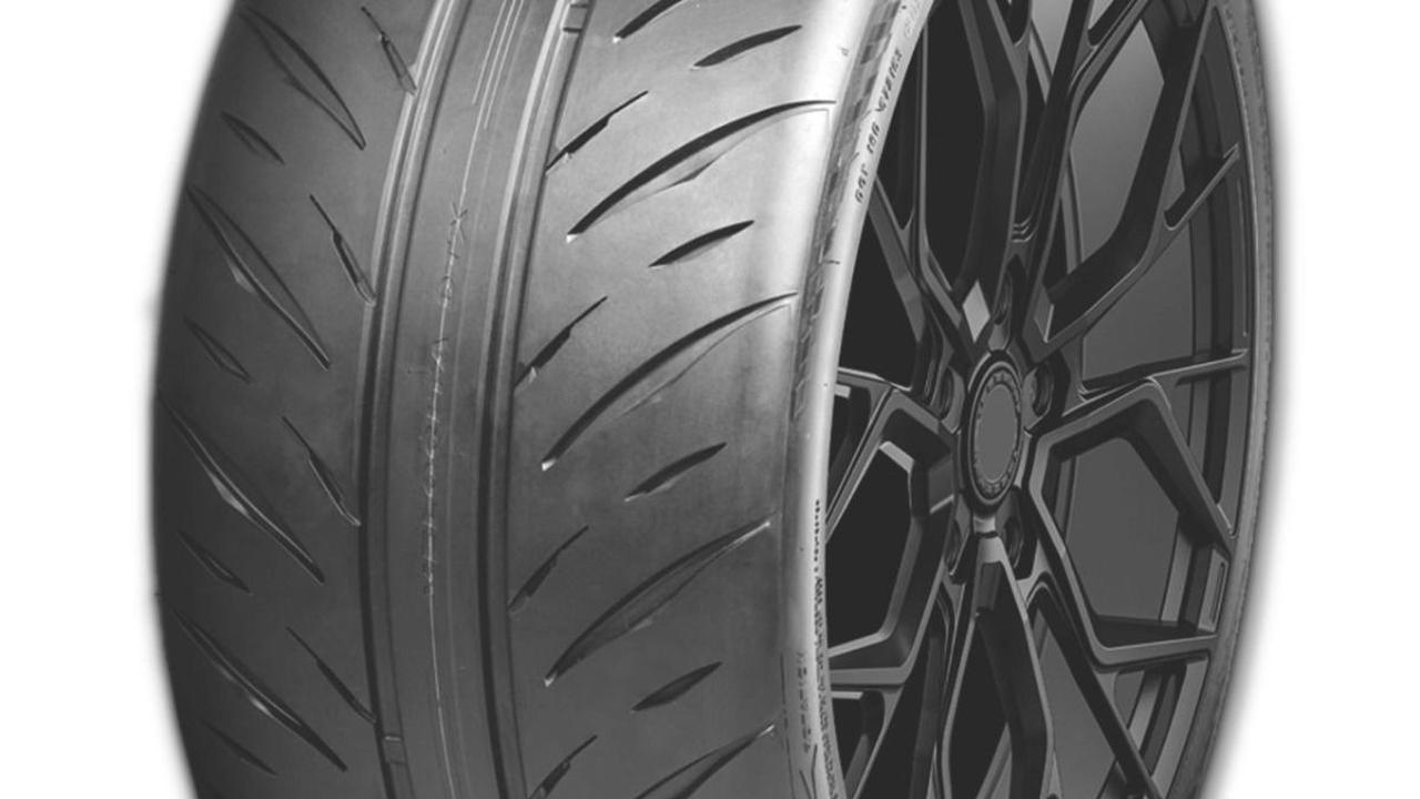Ban dengan desain ulir directional yang sporty adalah fitur yang dimiliki oleh Delium Velocita DTX. Ban ini sangat ideal untuk penggunaan performa tinggi karena mampu memberikan traksi maksimal dan kestabilan yang baik