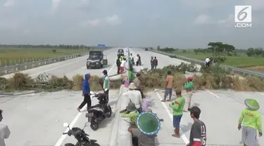 Petani memblokir jalan tol Solo Kertosono karena akses jalan yang terputus.