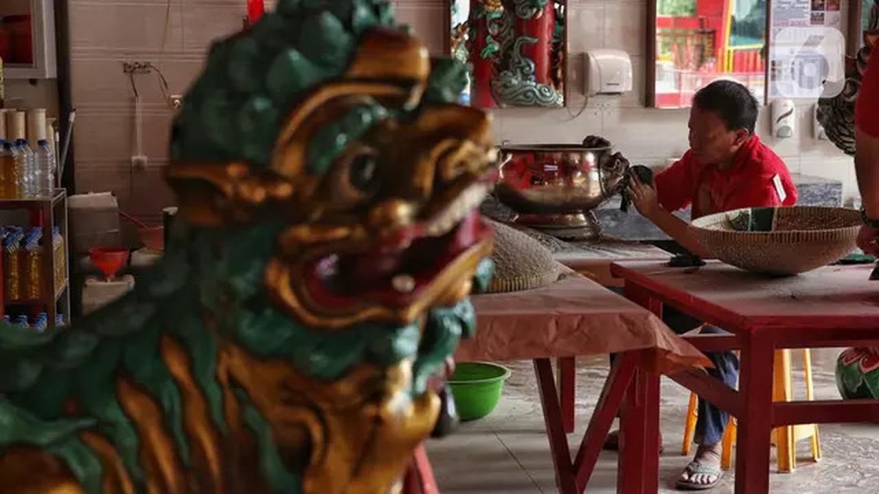 Melihat Ritual Bersih-bersih Patung dan Vihara Amurva Bhumi Jakarta