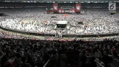 Ribuan pendukung memadati kampanye akbar capres dan cawapres Joko Widodo (Jokowi)-Ma'ruf Amin di Stadion Utama GBK, Senayan, Jakarta, Sabtu (13/15). Kampanye yang diisi dengan konser musik dari ratusan selebritas bertajuk Konser Putih Bersatu. (Liputan6.com/Herman Zakharia)