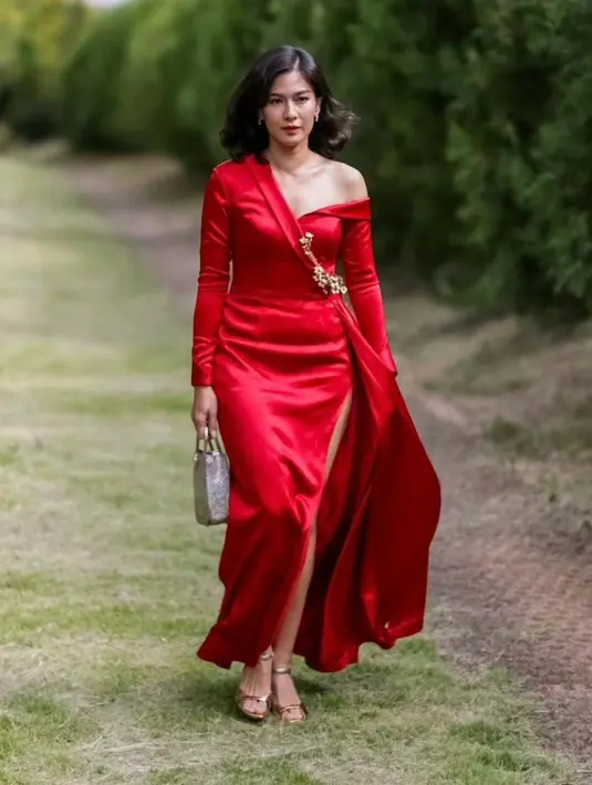 Dian Sastrowardoyo tampil begitu mencolok saat menerima penghargaan untuk serial Gadis Kretek. Pemeran Jeng Yah itu mengenakan one shoulder dress satin dengan potongan asimetris dari Hian Tjen. [@therealdisastr].