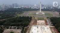 Suasana proyek revitalisasi Taman Sisi Selatan Monumen Nasional dilihat dari ketinggian, Jakarta, Minggu (19/1/2020). Proses revitalisasi kawasan Monas menggunakan skema multi-years dalam waktu tiga tahun dari 2019 hingga 2021. (Liputan6.com/Helmi Fithriansyah)