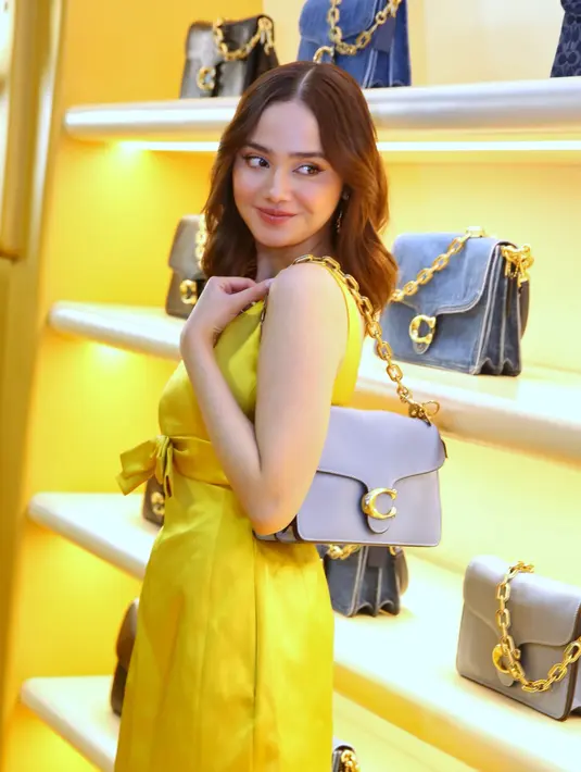Warna kuning yang cerah ini tidak hanya mencerminkan keceriaan, tetapi juga memberikan kesan royal yang mengingatkan pada gaun ikonik Princess Belle.​ [Dok/FIMELA/Adrian Utama P].