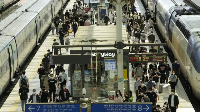 Jelang Liburan Chuseok, Stasiun Kereta Seoul Ramai