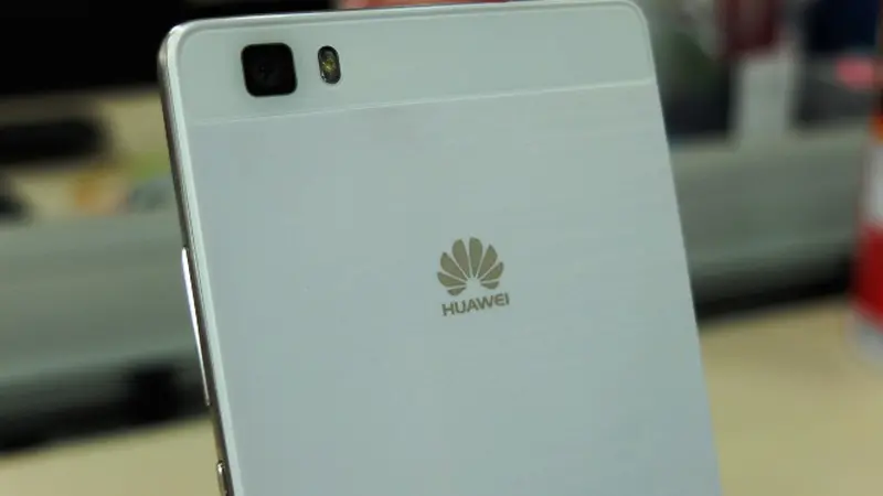 Sisi Atas Bodi Huawei P8 Lite Tampak Belakang