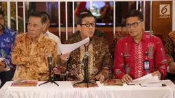 Menteri Hukum dan HAM, Yasonna Laoly (tengah) saat menyampaikan keterangan terkait penundaan pengesahan RUU KUHP di Graha Pengayoman Kementerian Hukum dan HAM, Jakarta, Jumat (20/9/2019). Menkumham juga mengklarifikasi beberapa isu terkait draft RUU KUHP. (Liputan6.com/Helmi Fithriansyah)