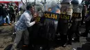 <p>Pengunjuk rasa berupaya mendorong barikade personel kepolisian saat simulasi pengamanan Pemilu 2024 di halaman Kampus Universitas Islam Internasional Indonesia, Depok, Jawa Barat, Selasa (17/10/2023). (merdeka.com/Arie Basuki)</p>