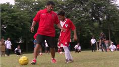 Bersama Tim Pelatih Bali United, Indra Sjafri memberikan pelatihan sepak bola kepada anak-anak di Kota Tangerang Selatan.