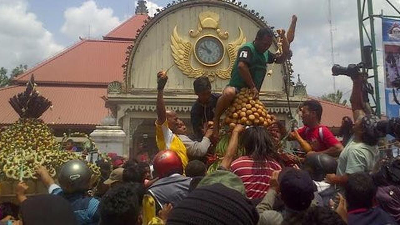 Belum didoakan, Gunungan Keraton Yogya sudah diserbu warga
