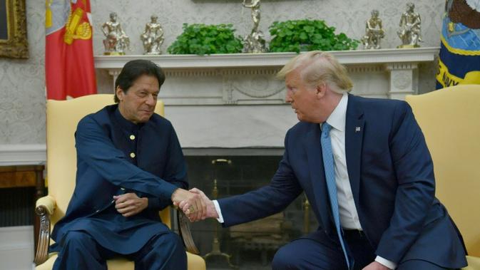 Jabat tangan Presiden AS Donald Trump (kanan) dan Perdana Menteri Pakistan Imran Khan (kiri) di Gedung Putih pada Senin 22 Juli 2019 (AFP/Nicholas Kamm)