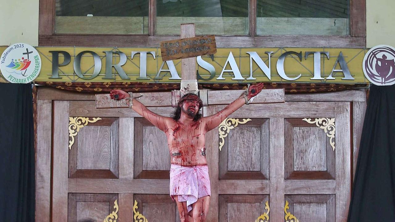 Drama penyaliban Yesus Kristus selama peringatan Jumat Agung