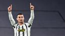 1. Cristiano Ronaldo (132 gol) - Pemain asal Portugal ini terus menambah jumlah golnya di Liga Champions. Cristiano Ronaldo tercatat telah mengoleksi 132 gol di Liga Champions bersama Manchester United, Barcelona dan Juventus. (AFP/Miguel Medina)