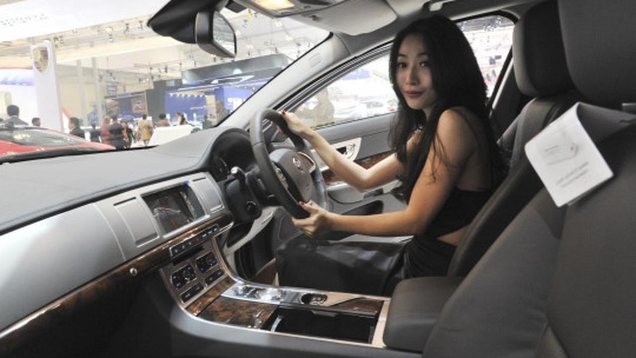 Aduhai model-model seksi hiasi pameran otomotif GIIAS 2015
