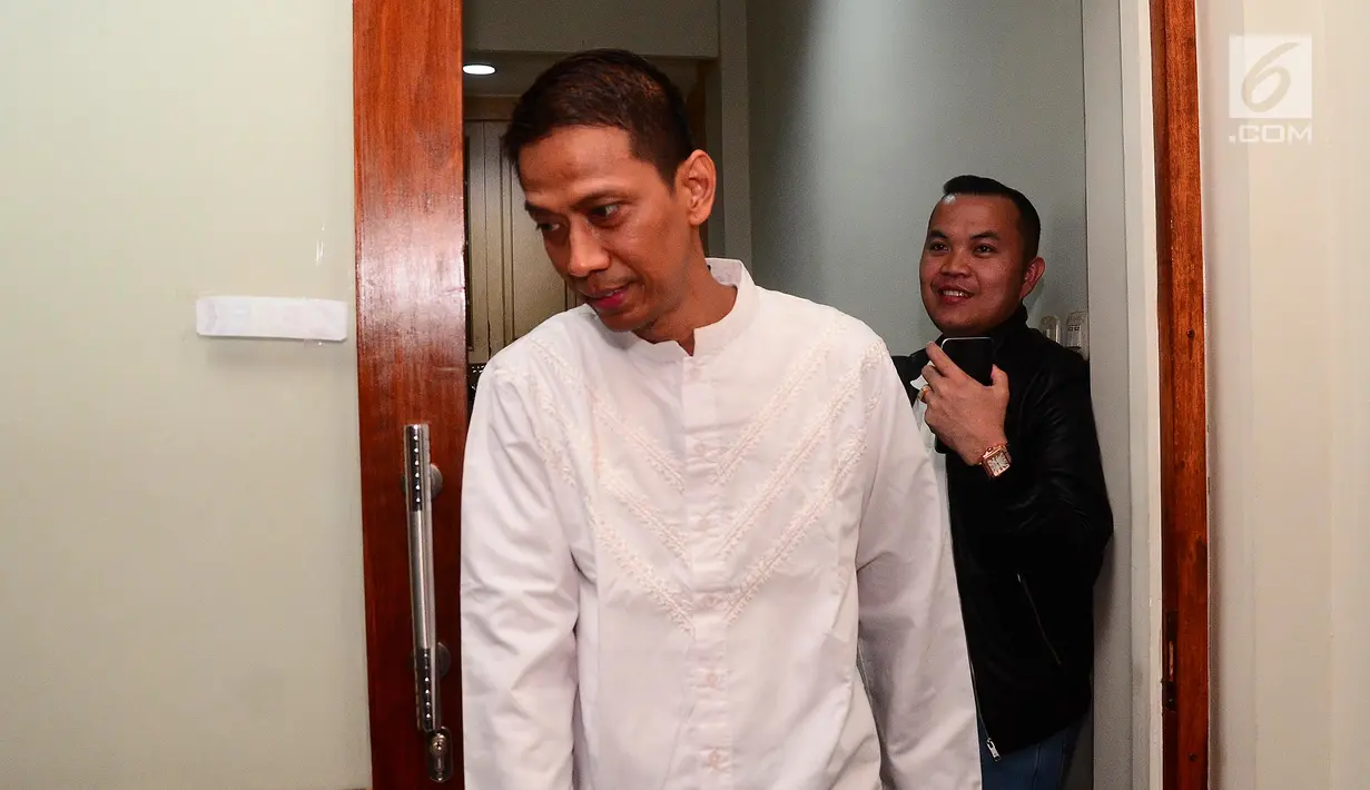 Ayah artis VA, Doddy Sudrajat tiba untuk jumpa pers di kawasan Buncit, Jakarta, Jumat (25/1). Dalam kesempatan itu, Doddy menjelaskan keadaan yang tengah dihadapinya dengan artis VA yang terjerat kasus prostitusi online. (Liputan6.com/Herman Zakharia)