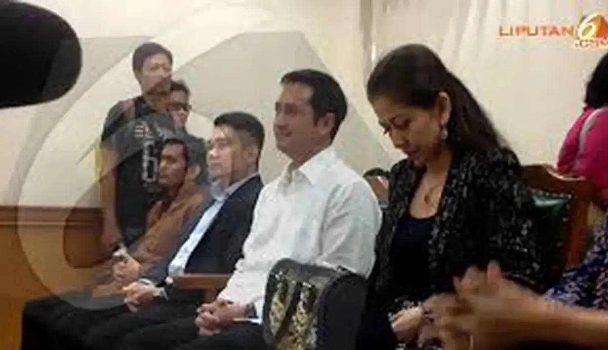 Artis yang juga anggota DPR, Venna Melinda pertama menikah bertahan hingga 18 tahun. Pertama menikah dengan Ivan Fadilla Soedjoko pada tahun 1995. Dari pernikahannya, pasangan ini dikaruniai dua orang anak, Verrel Bramasta dan Athalia Naufal. Venna melayangkan gugatan cerainya pada Februari 2013 silam.  Setelah proses panjang, Maret 2014 keduanya resmi cerai. [dok. Liputan6]