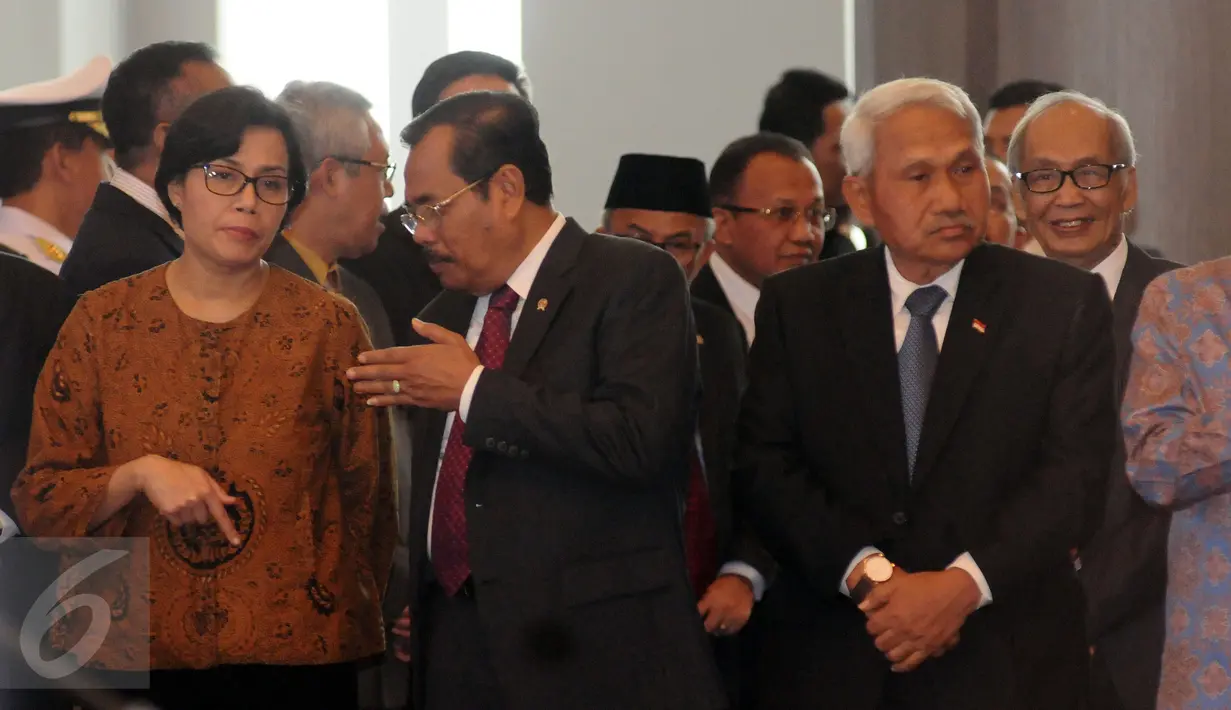 Menteri Keuangan, Sri Mulyani Indrawati (kiri) berbincang dengan Jaksa Agung M Prasetyo saat menghadiri upacara pengucapan sumpah jabatan Ketua dan Wakil Ketua BPK di Gedung MA, Jakarta, Rabu (26/4). (Liputan6.com/Helmi Fithriansyah)