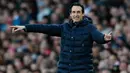 Pelatih Arsenal, Unai Emery menginstruksikan pemainnya saat bertanding melawan Manchester United selama pertandingan lanjutan Liga Inggris di Stadion Emirates di London (10/3). Arsenal menang 2-0 atas MU. (AFP Photo/Ian Kington)