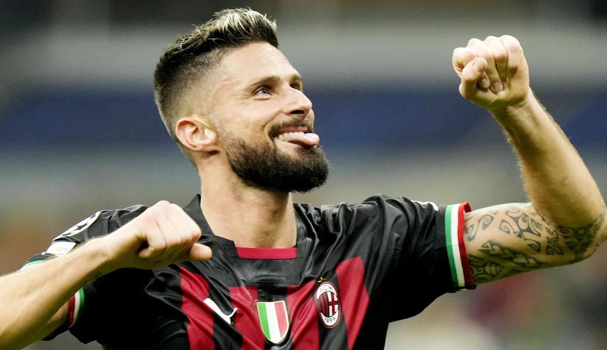 AC Milan berhasil menggilas Salzburg dalam partai matchday 6 fase grup Liga Champions 2022/2023 yang dihelat di San Siro, Kamis (3/11/2022). Tampil di hadapan pendukung sendiri, Rossoneri mampu menang telak dengan skor 4-0. (AP/Luca Bruno)