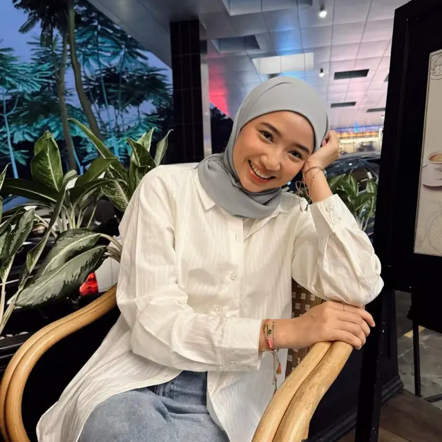 Inspirasi outfit untuk kuliah ala Ansellma Putri