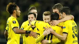 Pemain Borussia Dortmund merayakan gol yang dicetak Marco Reus ke gawang FK Qabala dalam lanjutan Grup C Liga Europa di Stadion Signal Iduna Park, Dortmund, Jerman, Jumat (6/11/2015) dini hari WIB. (Reuters/Ina Fassbender)